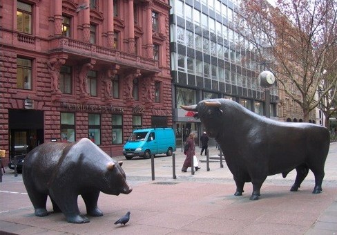 The-bull-and-the-bear-of-Frankfurt-stock-exchange-e1418230742386.jpg